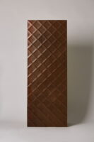 Płytki miedziane 3D - LOVE Metallic chess corten 45x120 cm. Płytki trójwymiarowe na ścianę w kolorze miedzianym - rdzawym z przecinającymi się liniami, tworzącymi wzór - szachownicę.