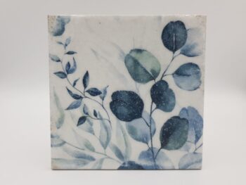 Płytki motyw roślinny - Harmony Mayolica Woods 15x15 cm. Kafelki w kwadratowym formacie na ścianę z błyszczącą, nierówna powierzchnią z niebiesko - zielonym motywem roślinnym.