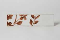 Płytki motyw roślinny - Peronda Harmony Aqua Brown decor 6x24,6cm. kafelki imitujące ręcznie malowaną ceramikę. Biała powierzchnia z brązowym motywem roślinnym.