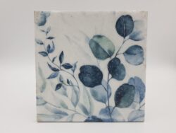 Płytki motyw roślinny - Peronda Harmony Mayolica Woods 15x15 cm. Kafelki w kwadratowym formacie na ścianę z błyszczącą, nierówna powierzchnią z niebiesko - zielonym motywem roślinnym.