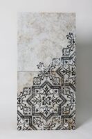 Płytki ozdobne na ścianę - ABSOLUT KERAMIKA MINDANAO. Hiszpańskie gresy dekoracyjne, imitujące kamień z czarnym wzorem w formacie 60,8x60,8cm.