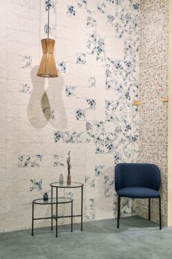 Płytki ozdobne na ścianę - Harmony Mayolica 15x15 cm. Białe płytki bazowe oraz dekory z motywami roślinnymi - kwiatowymi w salonie.