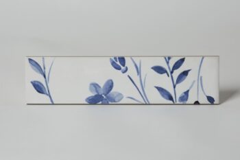 Płytki ozdobne na ścianę - Peronda Harmony Aqua Blue decor 6×24,6 cm. Kafelki cegiełki, białe w połysku z niebieskim motywem roslinnym.