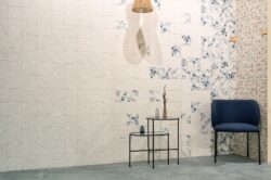 Płytki ozdobne w połysku - Harmony Mayolica 15x15 cm. Hiszpańskie kafelki na ścianie - bazowa biała i dekory z motywem kwiatowym oraz roślinnym.