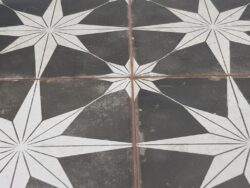 Płytki podłogowe vintage - Peronda FS Star Night 45x45 cm. Kwadratowe kafelki na podłogę z czarną, matową powierzchnią i białymi gwiazdami dekoracyjnymi.