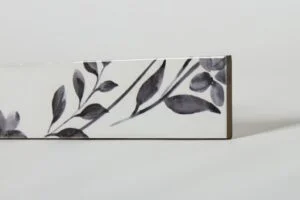 Płytki ścienne w kwiaty - Peronda Harmony Aqua Anthracite decor 6x24,6cm. Dekory na ścian z białą powierzchnią w połyski i ciemnoszarym - antracytowym motywem roślinnym.