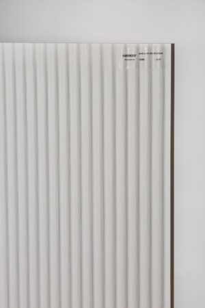 Płytki trójwymiarowe - Peronda Harmony MARE WHITE DECOR 32x90 cm. Biały dekor ścienny z rowkami na całej powierzchni. Kafelki do łazienki, salonu.