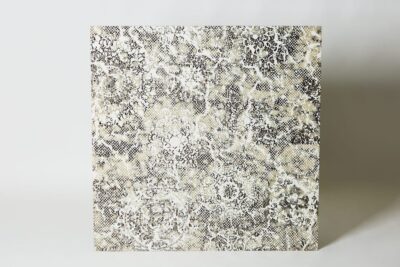 Płytki wielkoformatowe dekory - APAVISA Metal Inedita white natural 100x100 cm. Hiszpańska płytka dekoracyjna z trójwymiarowym wzorem na powierzchni lappato. Duże płytki dekory na ścianę i podłogę.