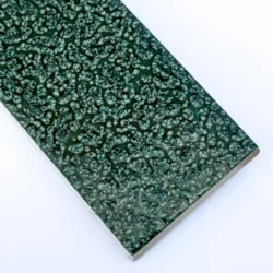 Zielone płytki cegiełki dekor - Cerasarda Porto Rotondo Costa Esmeralda Galuchat 6x25cm. Intensywna zieleń i wzór z białymi kropeczkami.