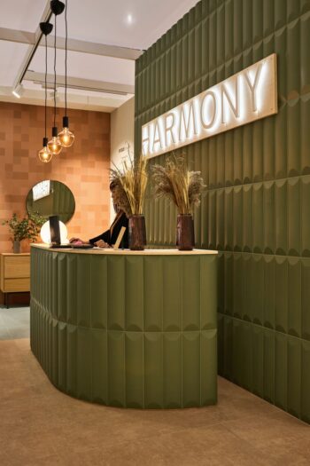 Zielone, trójwymiarowe, płytki dekoracyjne - Peronda Harmony LOG GREEN 12,5x50 cm. Recepcja w zielonych dekorach.