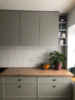 Białe płytki cegiełki w kuchni - Harmony SUNSET WHITE 6x25