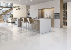 Białe płytki do kuchni - CIFRE Glaciar pulido. Hiszpańskie, błyszczące płytki gresowe, kuchenne na podłodze.