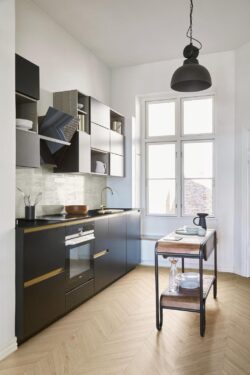 Białe płytki do kuchni - Marazzi Crogiolo Lume Off White MA9P. Płytki z błyszczącą powierzchnią w małym formacie cegiełki 6x24, idealne jako fartuch w kuchni - przestrzeń pomiędzy meblami.