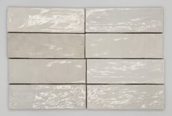 Białe płytki do kuchni na ścianę - Harmony RIAD WHITE 6,5×20 cm. Cegiełki ceramiczne idealne na fartuch kuchenny w odcieniach bieli z efektem ręcznie wykonanej ceramiki użytkowej.