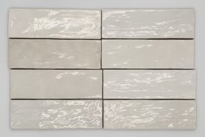 Białe płytki do kuchni na ścianę - Harmony RIAD WHITE 6,5×20 cm. Cegiełki ceramiczne idealne na fartuch kuchenny w odcieniach bieli z efektem ręcznie wykonanej ceramiki użytkowej.