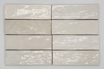 Białe płytki do kuchni na ścianę - Harmony RIAD WHITE 6,5×20 cm. Cegiełki ceramiczne idealne na fartuch kuchenny w odcieniach bieli z efektem ręcznie wykonanej ceramiki użytkowej.