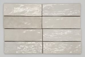 Białe płytki do kuchni na ścianę - Peronda Harmony RIAD WHITE 6,5×20 cm. Cegiełki ceramiczne idealne na fartuch kuchenny w odcieniach bieli z efektem ręcznie wykonanej ceramiki użytkowej.