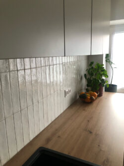 Białe płytki między szafkami w kuchni - Harmony SUNSET WHITE 6x25