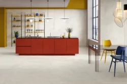 CAESAR Slab2 Ice 120X120 RT Jasnoszary gres w stylu łupka w kuchni na podłodze.