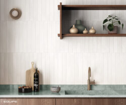 EQUIPE Corsica WHITE SANDS 5X40 płytki cegiełki w kolorze złamanej bieli off-white na ścianie w kuchni