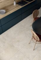 Flaviker NAVONA Bone Cross 60x120 płytka imitacja kamienia beż podłoga w kuchni