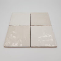 Kafelki białe kwadratowe - Harmony Riad white 10x10 cm. Płytki w połysku na ścianę z nieregularną powierzchnią z efektem rzemieślniczym.