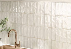 Kafelki cegiełki retro w kuchni na ścianie - Natucer Lineage Ivory 6.5x20 cm