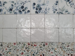 Kafelki do kuchni rustykalnej - HARMONY Mayolica 15x15 cm. Płytki ścienne białe bazowe i dekory z motywem roślinnym.