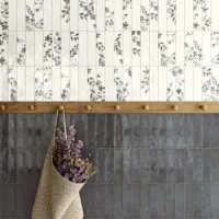 Kafelki na ścianę do kuchni - Peronda Harmony AQUA ANTHRACITE, AQUA ANTHRACITE Decor. Płytka bazowa w kolorze antracytowym i biały dekor z motywem roślinnym kwiatowym w kolorze antracytu.
