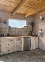 Kuchnia w stylu farmhouse z płytkami Peronda FS Field Black na ścianie