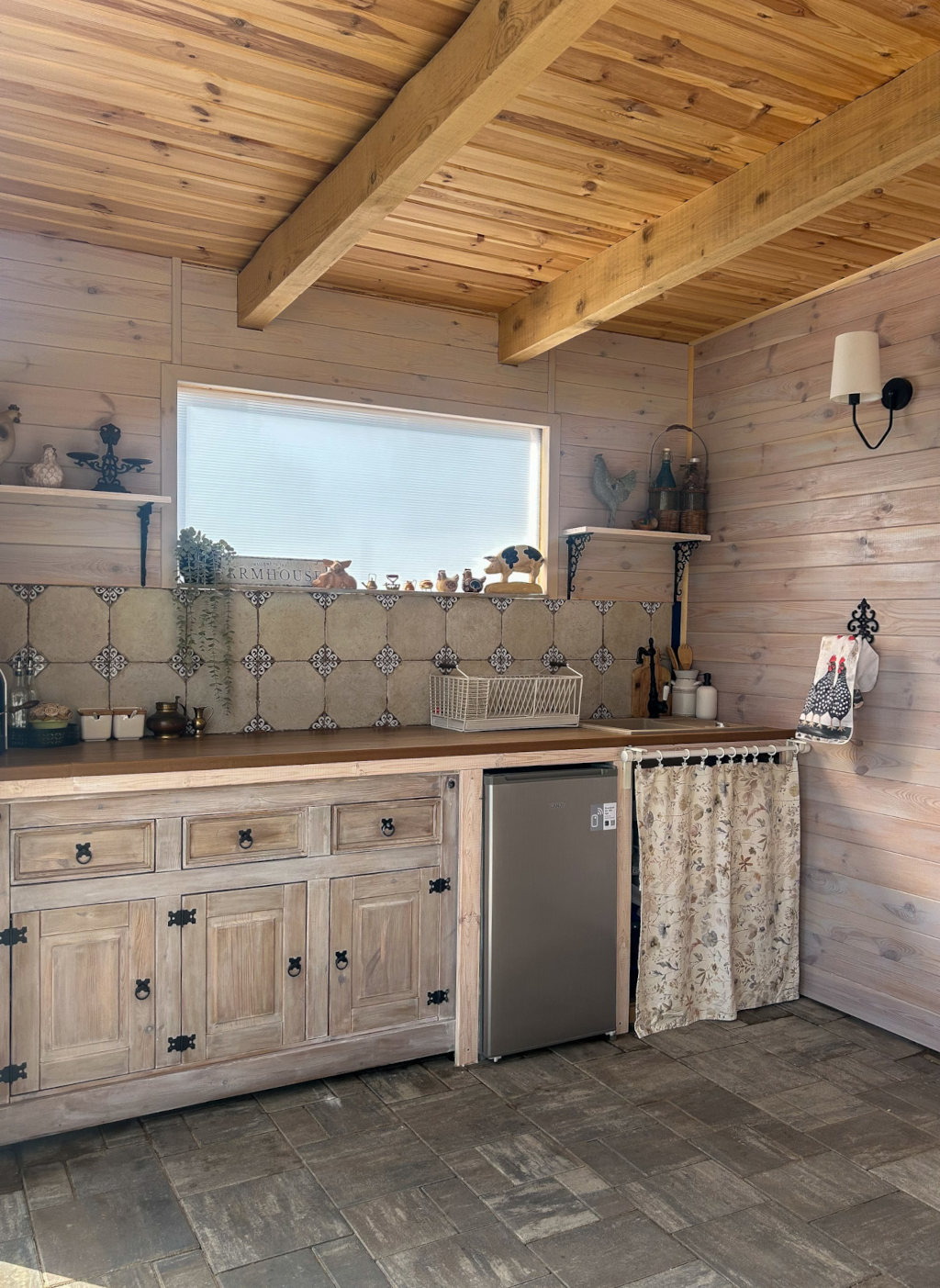 Kuchnia w stylu farmhouse z płytkami Peronda FS Field Black na ścianie