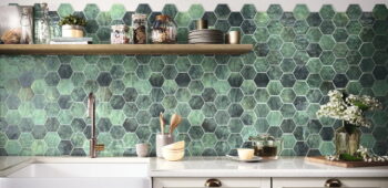 Mozaika heksagon w kuchni - Realonda Hex Zellige 26,5x51 cm. Zielona mozaika heksagonalna w kuchni na ścianie.