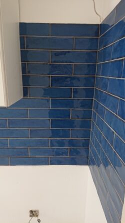 Niebieskie płytki na ścianie - Harmony California Blue 7,5x30. Płytki cegiełki w połysku.