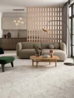 Płytki 3d szarobeżowe pomiędzy szafkami w kuchni Marca Corona Miniature Rima Tortora 6x24 K054