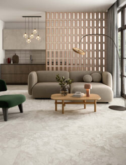 Płytki 3d szarobeżowe pomiędzy szafkami w kuchni Marca Corona Miniature Rima Tortora 6x24 K054