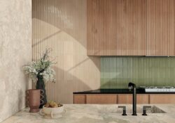 Płytki 3d zielone między szafkami w kuchni Marca Corona Miniature Rima Posidonia 6x24 K055