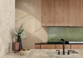 Płytki 3d zielone między szafkami w kuchni Marca Corona Miniature Rima Posidonia 6x24 K055