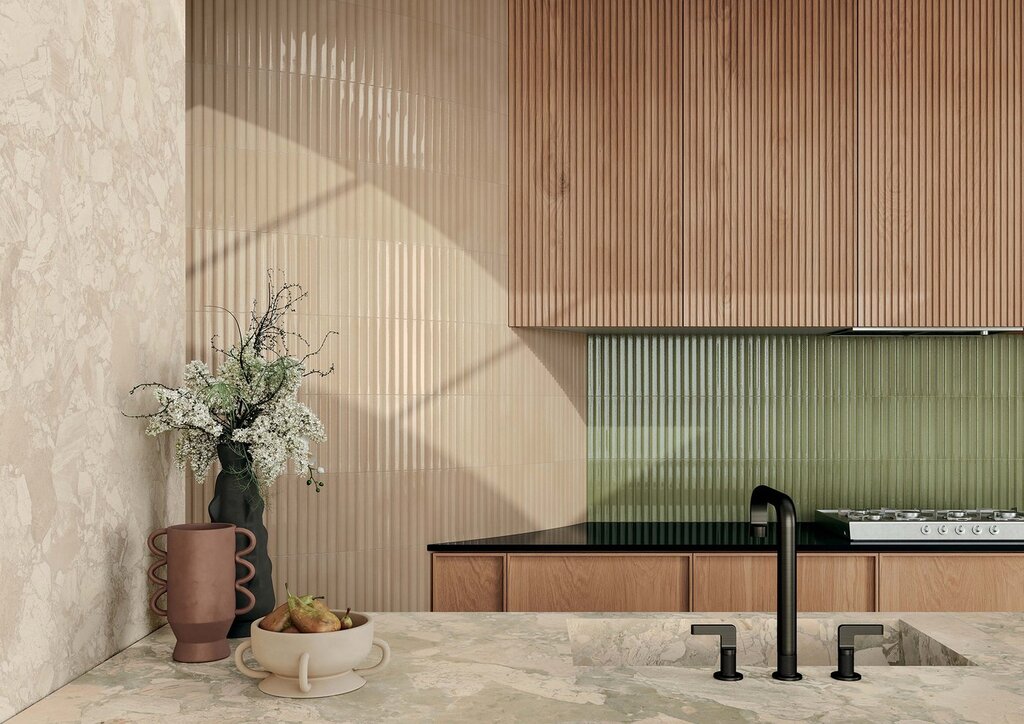 Płytki 3d zielone między szafkami w kuchni Marca Corona Miniature Rima Posidonia 6x24 K055