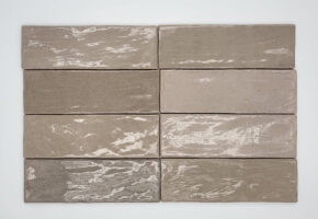 Płytki błyszczące do kuchni - Peronda Harmony RIAD TAUPE 6,5x20 cm. Kafelki ceramiczne z połyskującą powierzchnią na ścianę w odcieniach szarości i brązu.