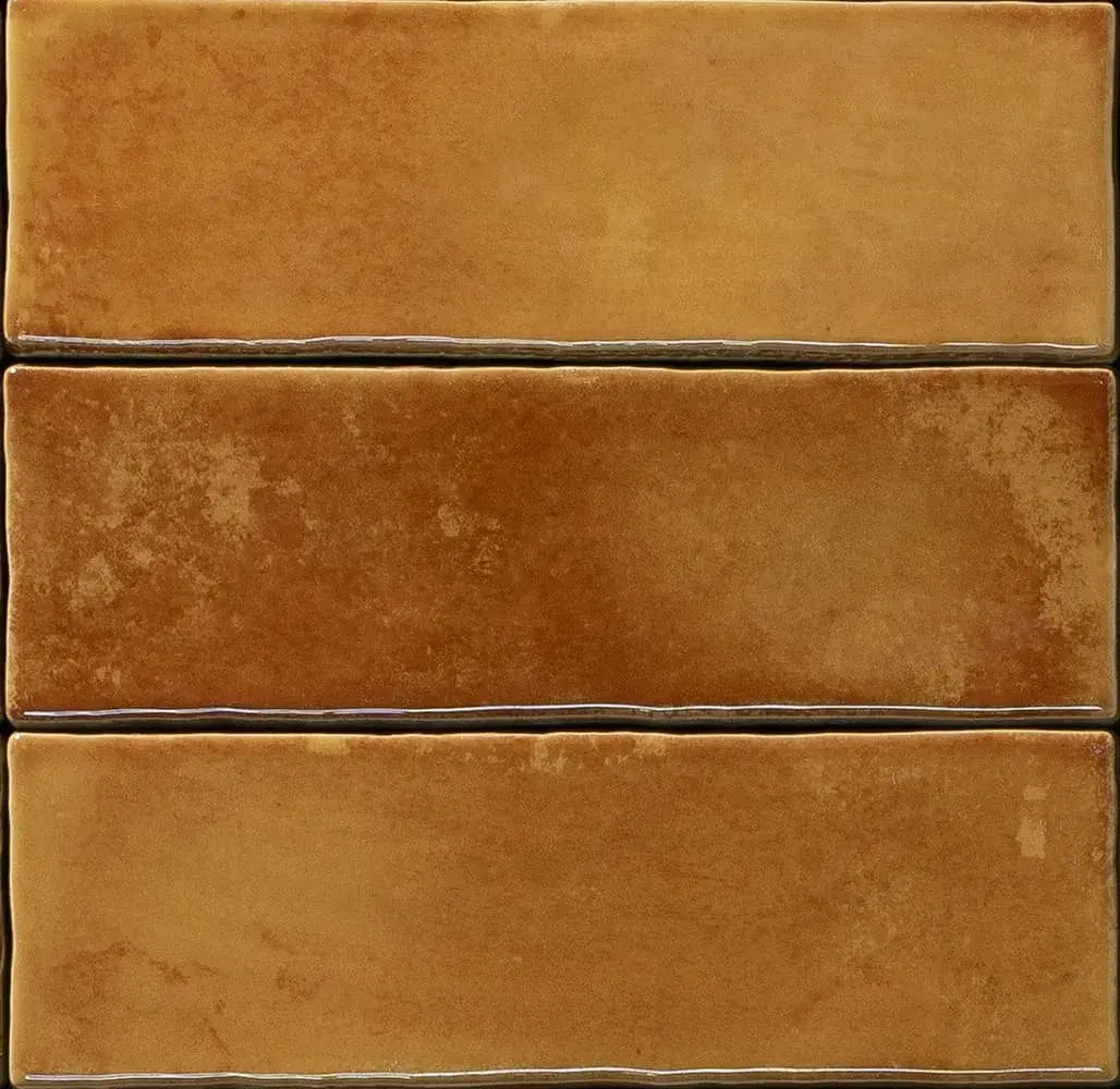 Płytki cegiełki gresowe ciepły cynamonowy brąz błyszczące ESTUDIO Matcha Cinnamon 6x18,5cm. Połyskujące, postarzane małe płytki na ścianę.