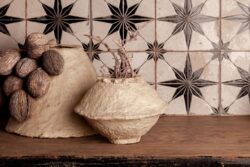 Płytki dekoracyjne na ścianę - Peronda FS STAR BLACK LT 45x45 cm. Ściana z płytkami w czarne gwiazdki 3D. Płytki z powierzchnią matową i połyskującą.