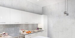 Płytki do kuchni imitacja kamienia - Absolut Keramika Java pearl 80x80 cm. Jasna kuchnia z hiszpańskimi gresami na ścianie.