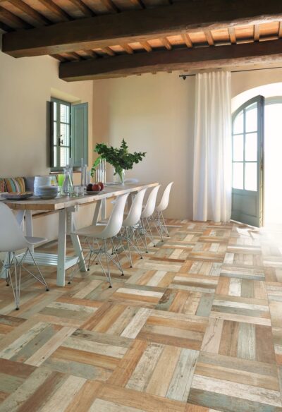 Płytki do kuchni na podłogę, drewnopodobne - Peronda Fs BRETAGNE 45x45 cm. Stara kuchnia z płytkami imitującymi drewno na podłodze, stój jadalny z białymi krzesłami.