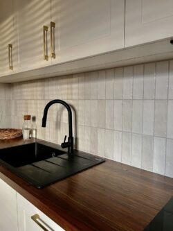 Płytki do kuchni na ścianę - Peronda Harmony RIAD WHITE 6,5x20 cm. Małe kafelki w kolorze białym z wariacją tonalną V4 od hiszpańskiego producenta ceramiki Peronda Harmony.