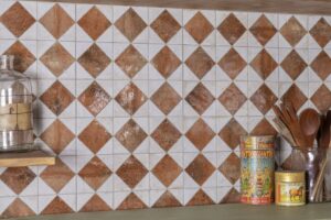 Płytki do kuchni na ścianę - Peronda Fs ARLES BROWN LT 33x33 cm. Ściana w kuchni z płytkami w biało-brązową szachownicę.