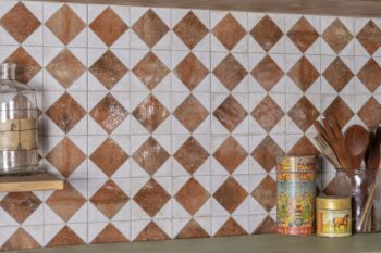 Płytki do kuchni na ścianę - Peronda Fs ARLES BROWN LT 33x33 cm. Ściana w kuchni z płytkami w biało-brązową szachownicę.