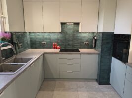 Małe płytki do kuchni ścienne, 6x25, pomiędzy szafkami Harmony Sunset Petrol