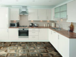 Płytki drewnopodobne w kuchni - Absolut Keramika BOURGOGNE 44.7x44.7cm. Kuchnia z hiszpańskimi płytkami gresowymi, drewnopodobnymi, kwadratowymi na podłodze.