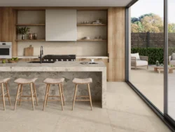 Płytki gres imitujące kamień, beżowe, w kuchnia na podłodze i pomiędzy meblami na ścianie - Vitacer Dozza Cream 60x120