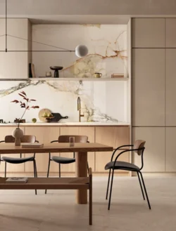 Płytki La Faenza Blanco Almond 120x120 – beżowy kamień na podłodze w kuchni